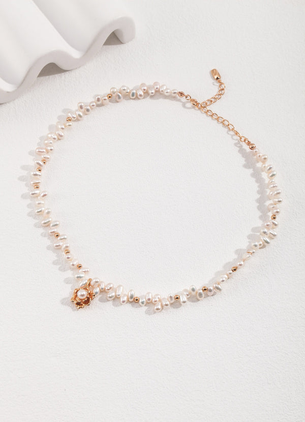 The camellia pearl necklace